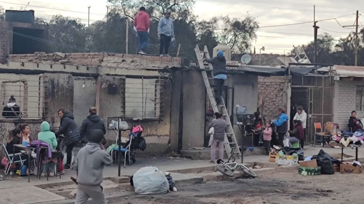 El estupor de las familias que sufrieron el incendio. El estupor de las familias que sufrieron el incendio.