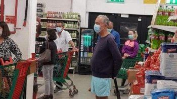 El presidente de Portugal sorprende en la cola de un supermercado vestido con bermudas