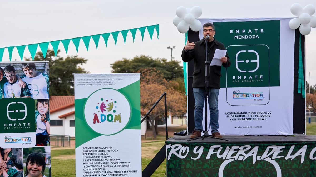 El presidente de ADOM Juan Chirca se mostró emocionado en su discurso de inauguración de la escuelita de fútbol gratuita para niños con Síndrome de Down.