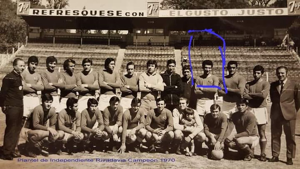 Luis Armando Cortez en el plantel de Indpendiente Rivadavia que salió campeón de la Liga Mendocina en 1970.