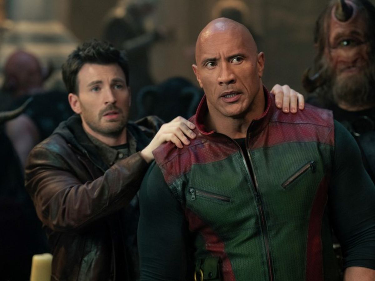 Chris Evans interpreta a Jack O'Malley, el rastreador y hacker que vende la informaci&oacute;n de Santa Claus. Dwayne Johnson es Callum Drift, el jefe de seguridad del Polo Norte. Imagen: Prime Video.