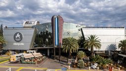 Elsztain, junto al presidente Milei. El hombre fuerte de los centros comerciales como el Mendoza Shopping cerró la compra de otro y ya opera 18 en todo el país. Elsztain, junto al presidente Milei. El hombre fuerte de los centros comerciales como el Mendoza Shopping cerró la compra de otro y ya opera 18 en todo el país.