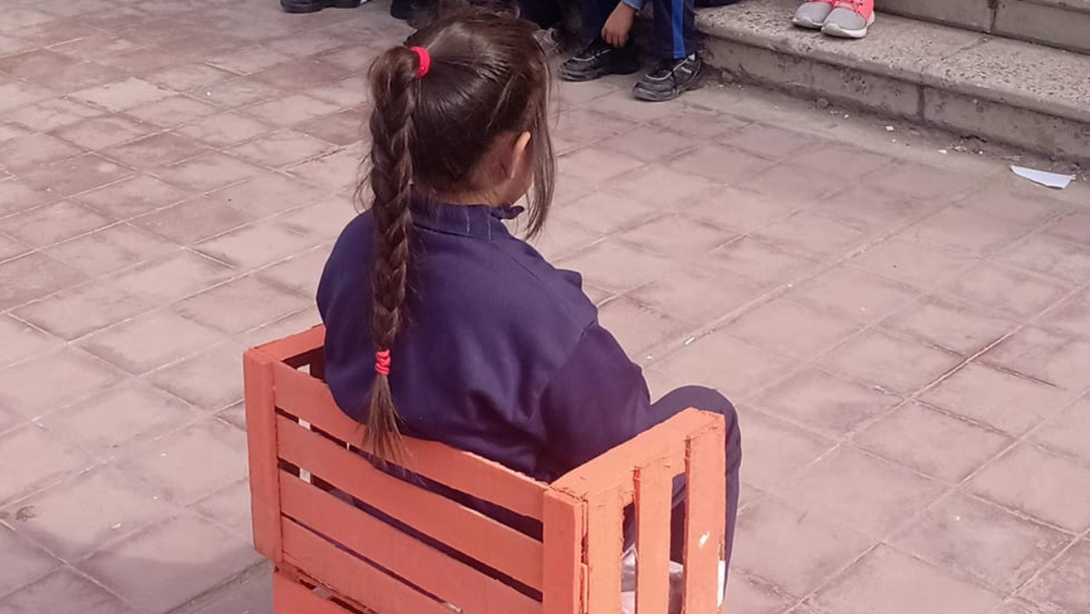 Una postal tomada el día de la actividad sobre autoestima. Los chicos se sentaban en un sillón especial y sus compañeros tenían que contarles qué veían de bueno en ellos.