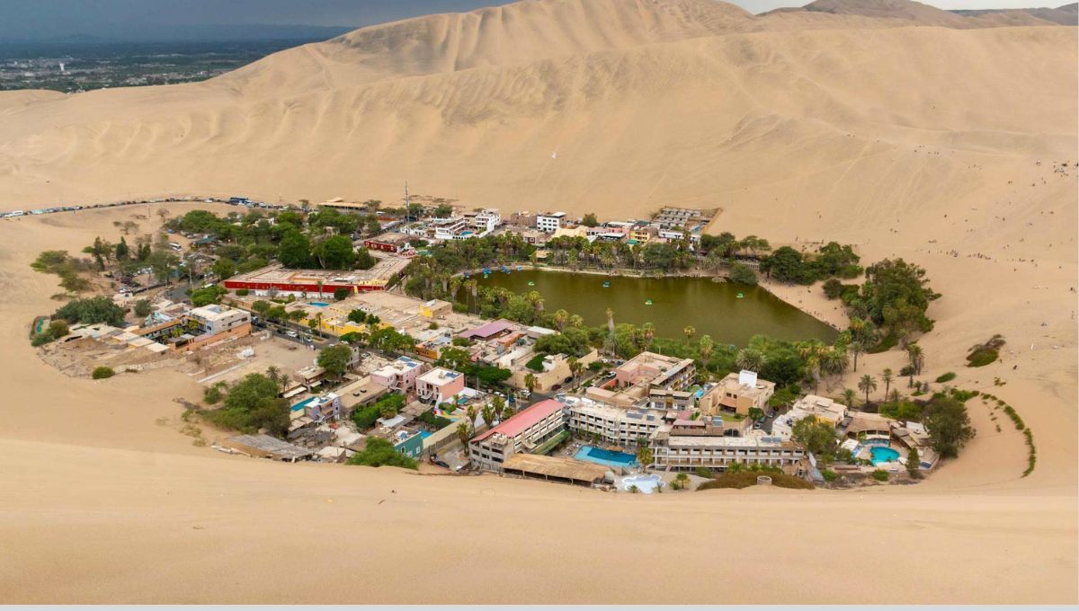 La ciudad se levanta en un desierto costero que se eleva hacia los Andes, alcanzando gran altura en las cimas de sus nevados y volcanes