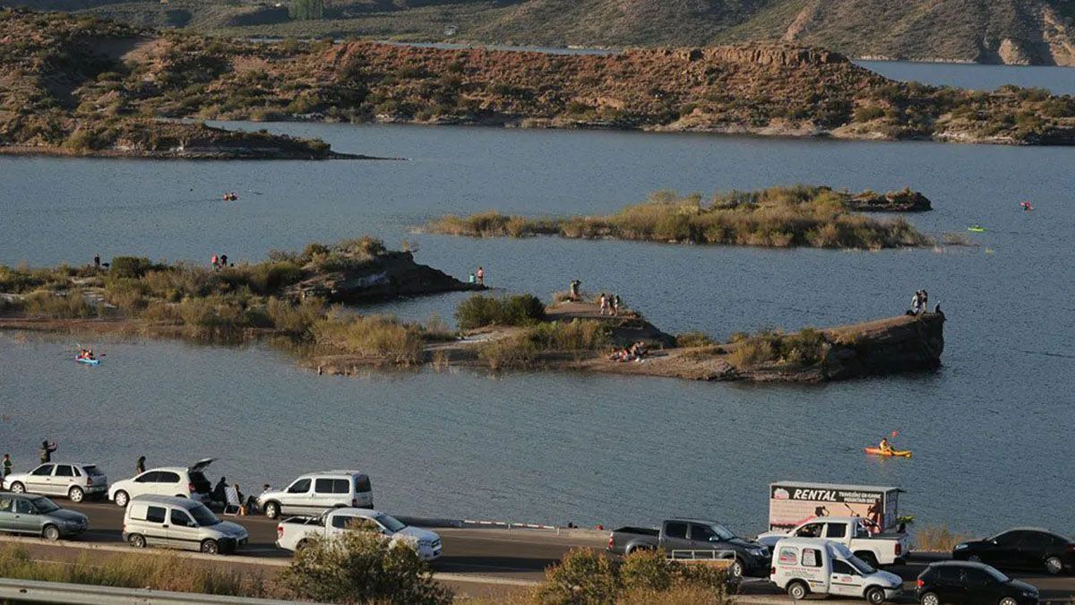 Miles de mendocinos y turistas visitan el embalse, cuya costa sur está conformada -en su mayoría- por terrenos fiscales.