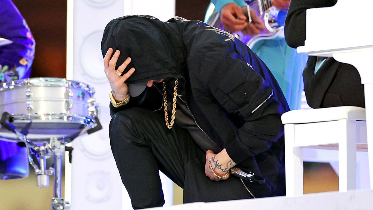 Eminem desafió las reglas de la NFL y se arrodilló en señal de protesta.