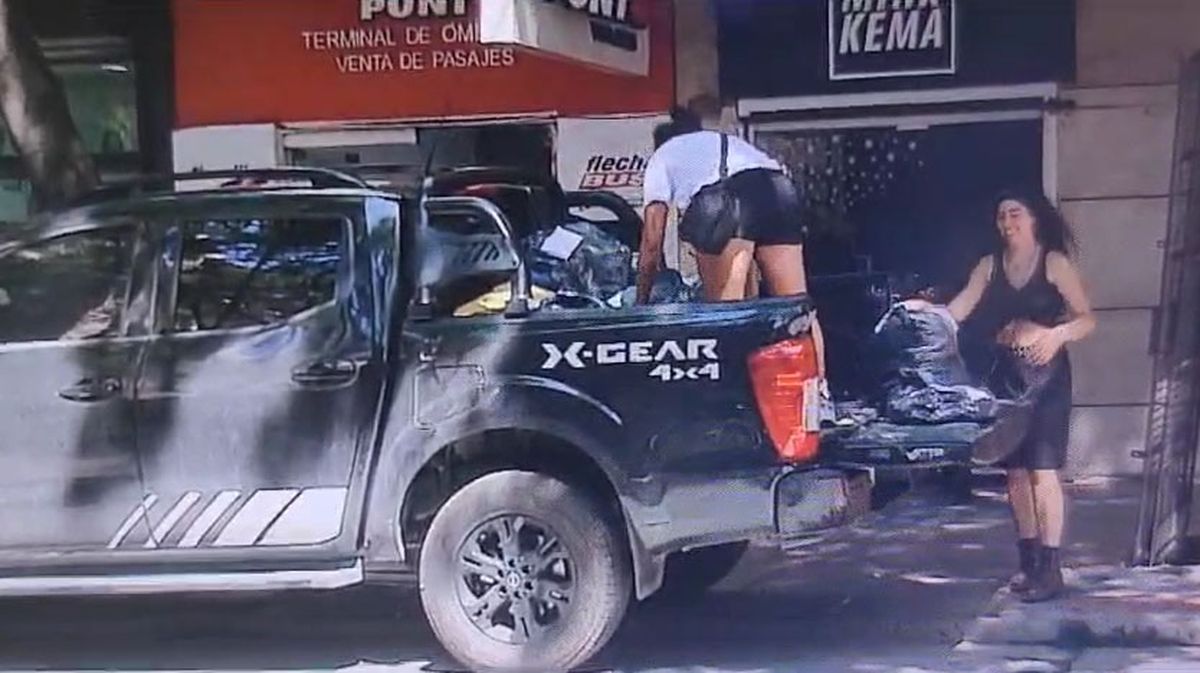 Así regresaban las bolsas con la ropa robada y valuada en $50.000.000 al local Mirkkema, de calle 9 de Julio a metros de la Peatonal Sarmiento, en Capital. Así regresaban las bolsas con la ropa robada y valuada en $50.000.000 al local Mirkkema, de calle 9 de Julio a metros de la Peatonal Sarmiento, en Capital.