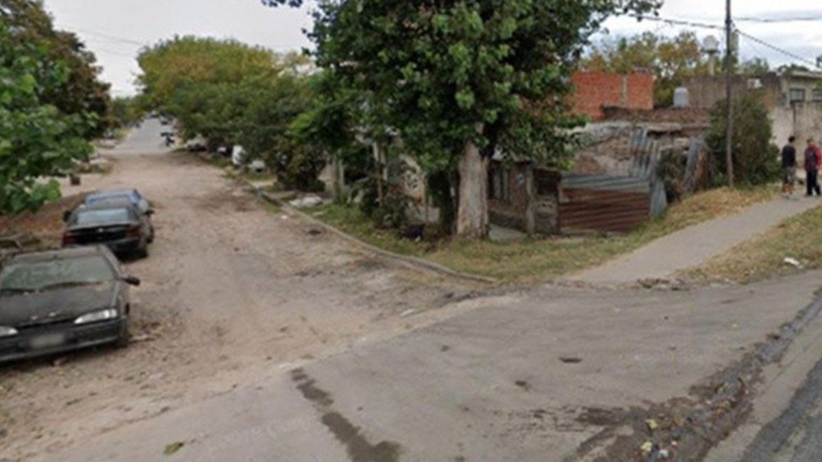 La mujer iba en su camioneta junto a su esposo, en Lomas de Zamora, y fue asaltada por delincuentes que la arrojaron del vehículo y murió atropellada