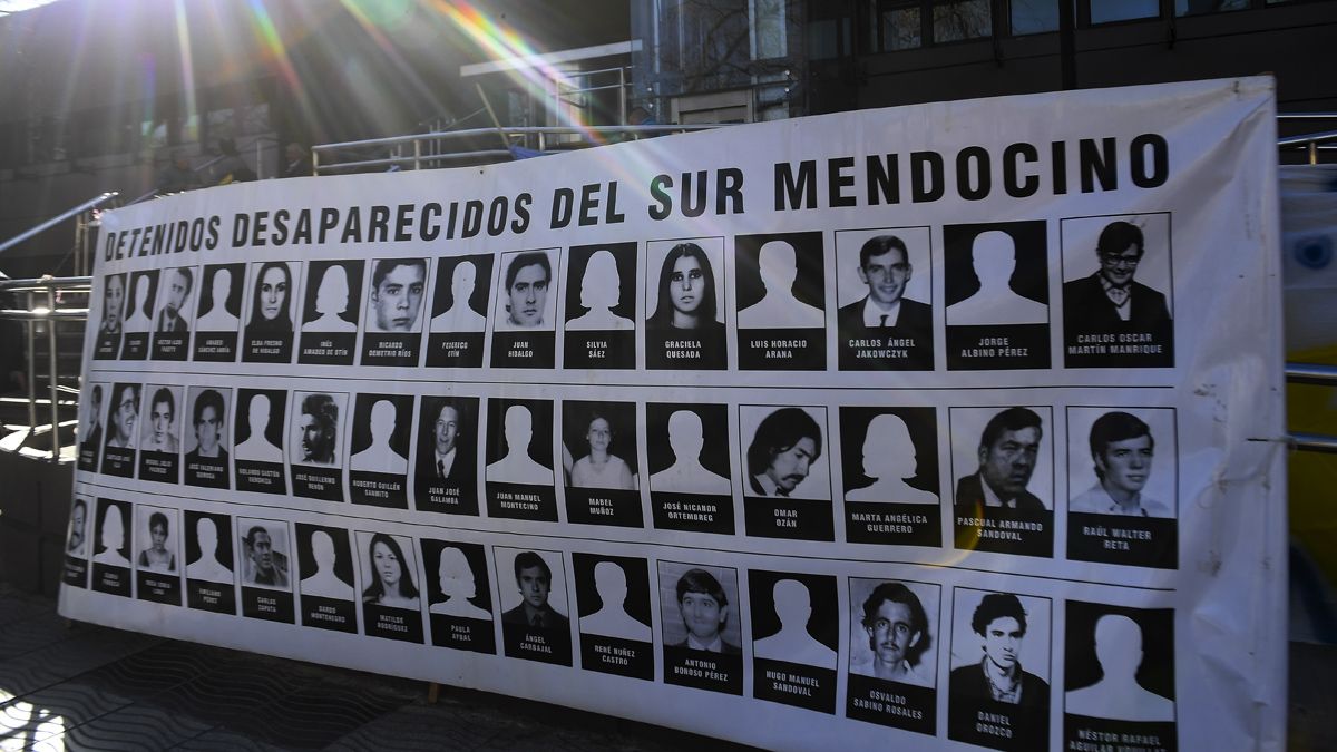 La gran pancarta que recuerda a los desaparecidos del Sur de Mendoza fue ubicada en el ingreso a Tribunales Federales.
