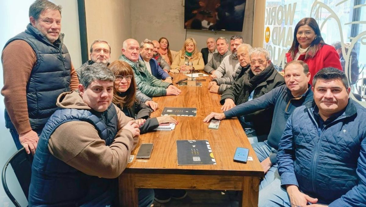 A la derecha