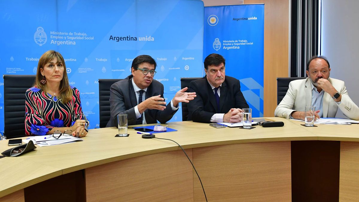 El ministro de Trabajo, Claudio Moroni, anunció el aumento del salario.