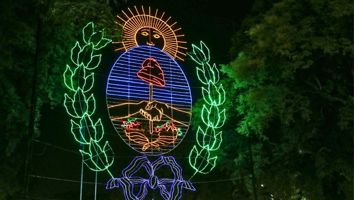 El emblema de Mendoza se presenta de una forma única y atractiva en la plaza principal de la provincia. Fuente Prensa Ciudad de Mendoza El emblema de Mendoza se presenta de una forma única y atractiva en la plaza principal de la provincia. Fuente Prensa Ciudad de Mendoza