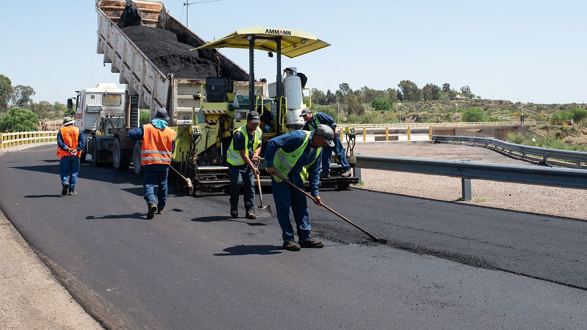 Obra de asfaltado en El Carrizal, que generó varios puesto de trabajo para su realización. Obra de asfaltado en El Carrizal, que generó varios puesto de trabajo para su realización.