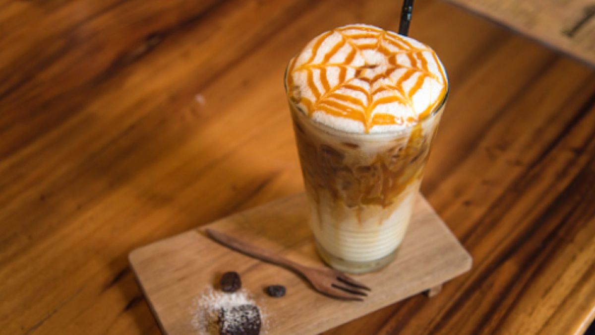 El caramel latte es una de las variantes más populares del café frío.
