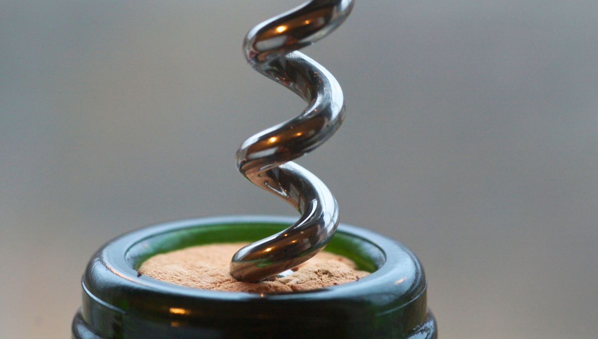 Normalmente las botellas de vino tinto traen corcho sintético o natural, mientras que los vinos blancos cierre a rosca