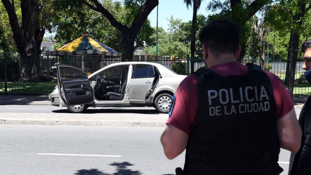 El automóvil sin patente no balizas que utilizaban los efectivos de la Policía de la Ciudad al momento de asesinar a Lucas González