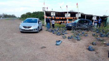 Un auto despistó y chocó a otro que estaba estacionado al costado de la ruta