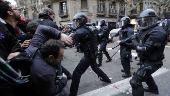 Protestas y represiones en Barcelona por la detención de Puigdemont