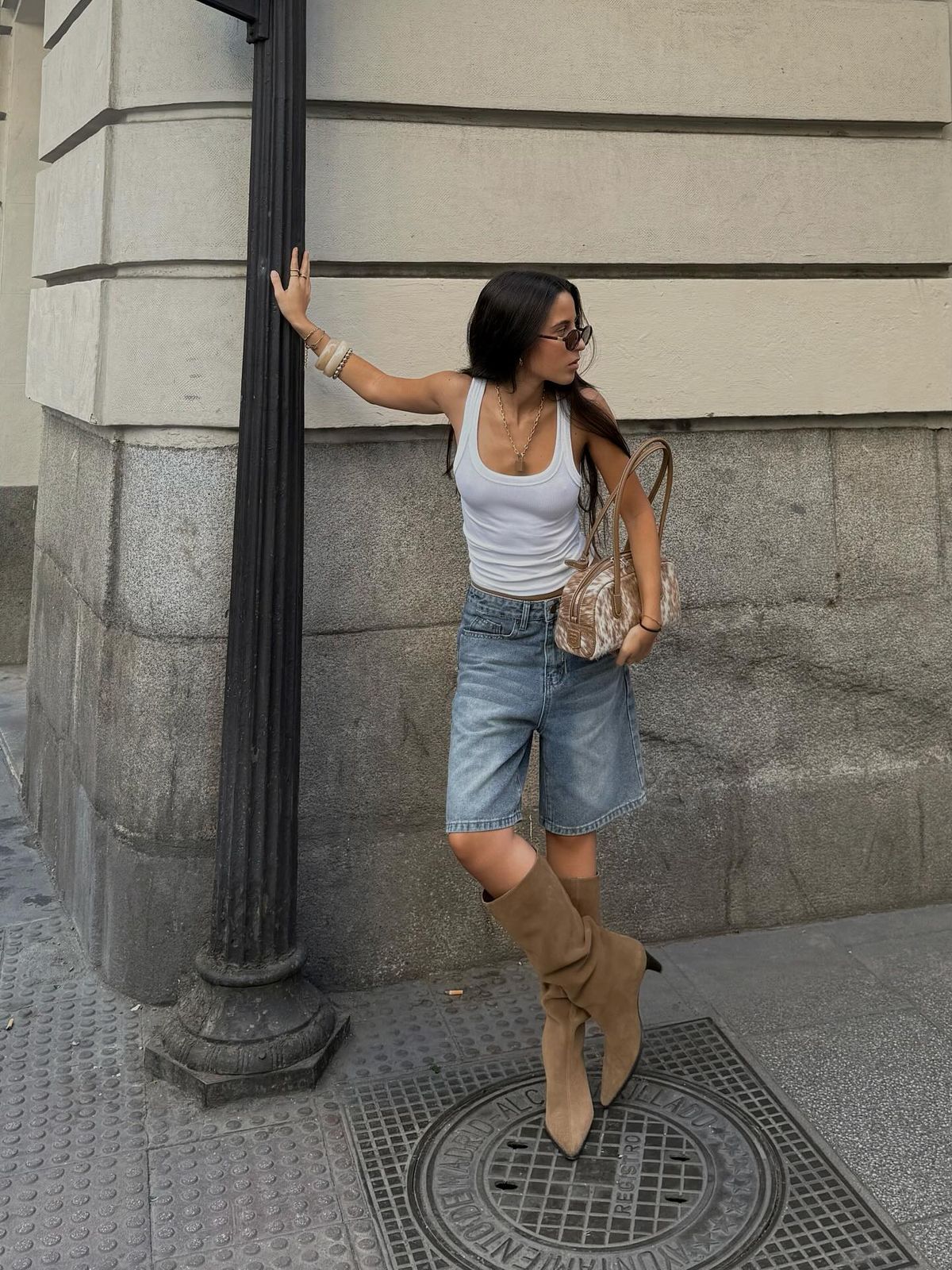 Las bermudas combinadas con botas altas son una de las tendencias m&aacute;s destacadas de la temporada de verano 2026.