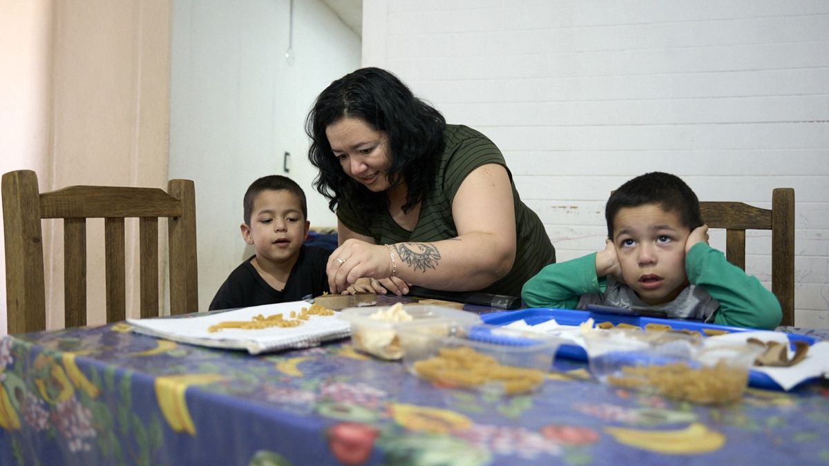"Les enseño con paciencia todo lo que puedo", señala María Calderón. Dice que sus hijos son la razón para levantarse cada día. "Les enseño con paciencia todo lo que puedo", señala María Calderón. Dice que sus hijos son la razón para levantarse cada día.