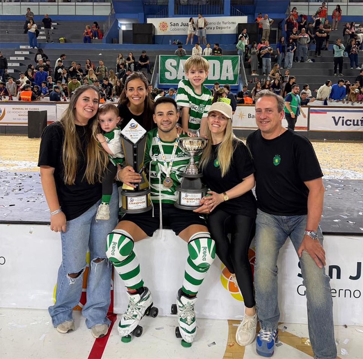 Facundo Navarro posaba con sus tres hermanas, con su padre y con sus sobrinos en el Aldo Cantoni.