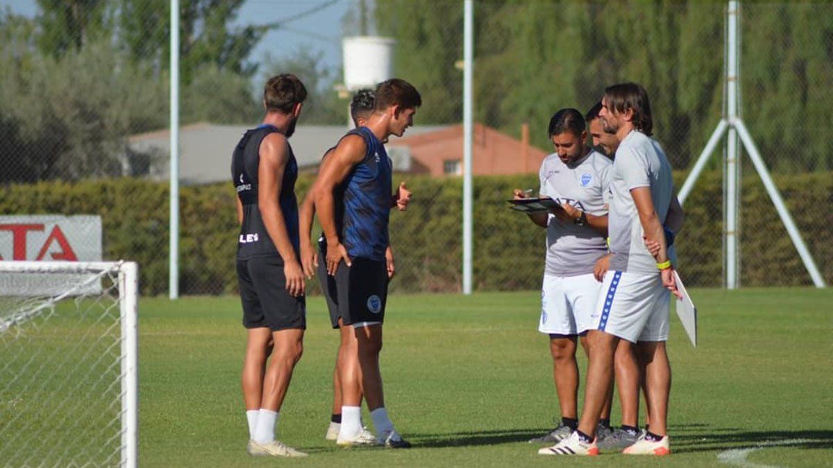 El entrenador Diego Martínez hablando con sus jugadores. Foto: Pablo González.