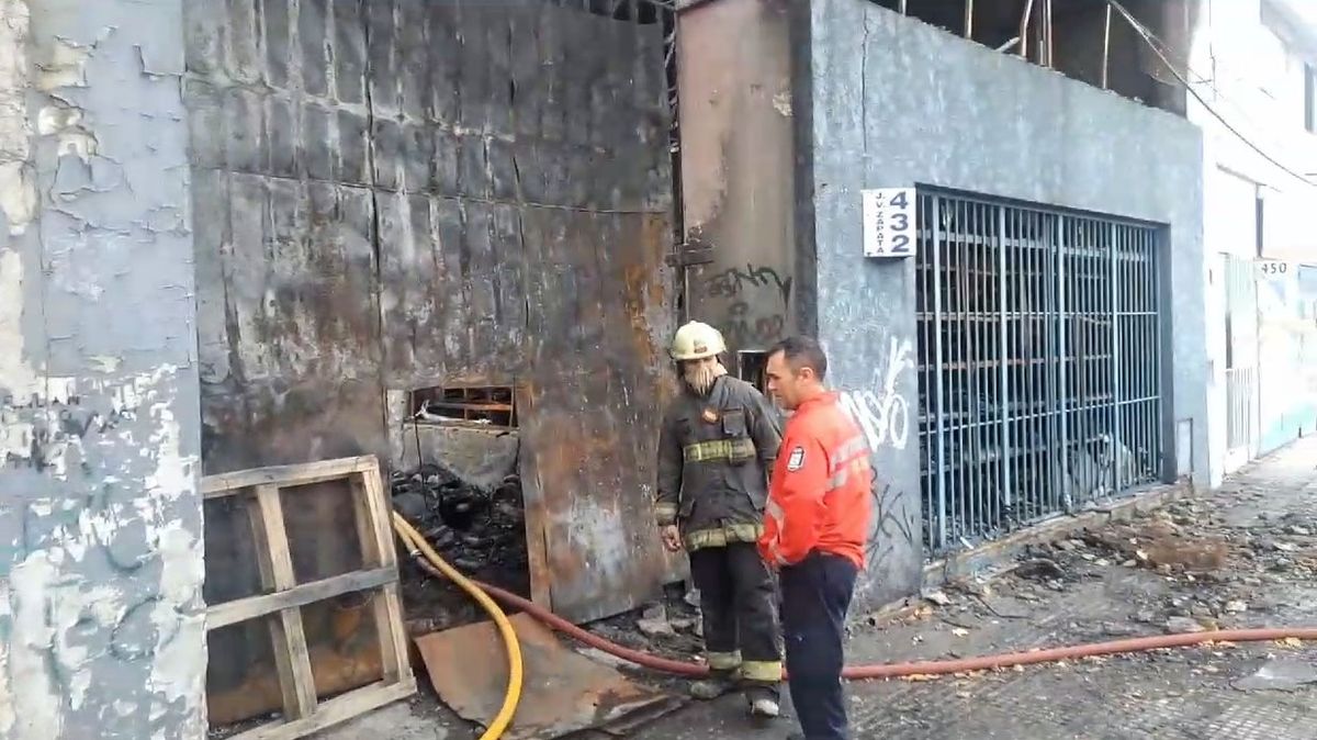 Los Bomberos trabajan en focos de incendio dentro del depósito de Zapata Goma, en Capital. Captura de pantalla.