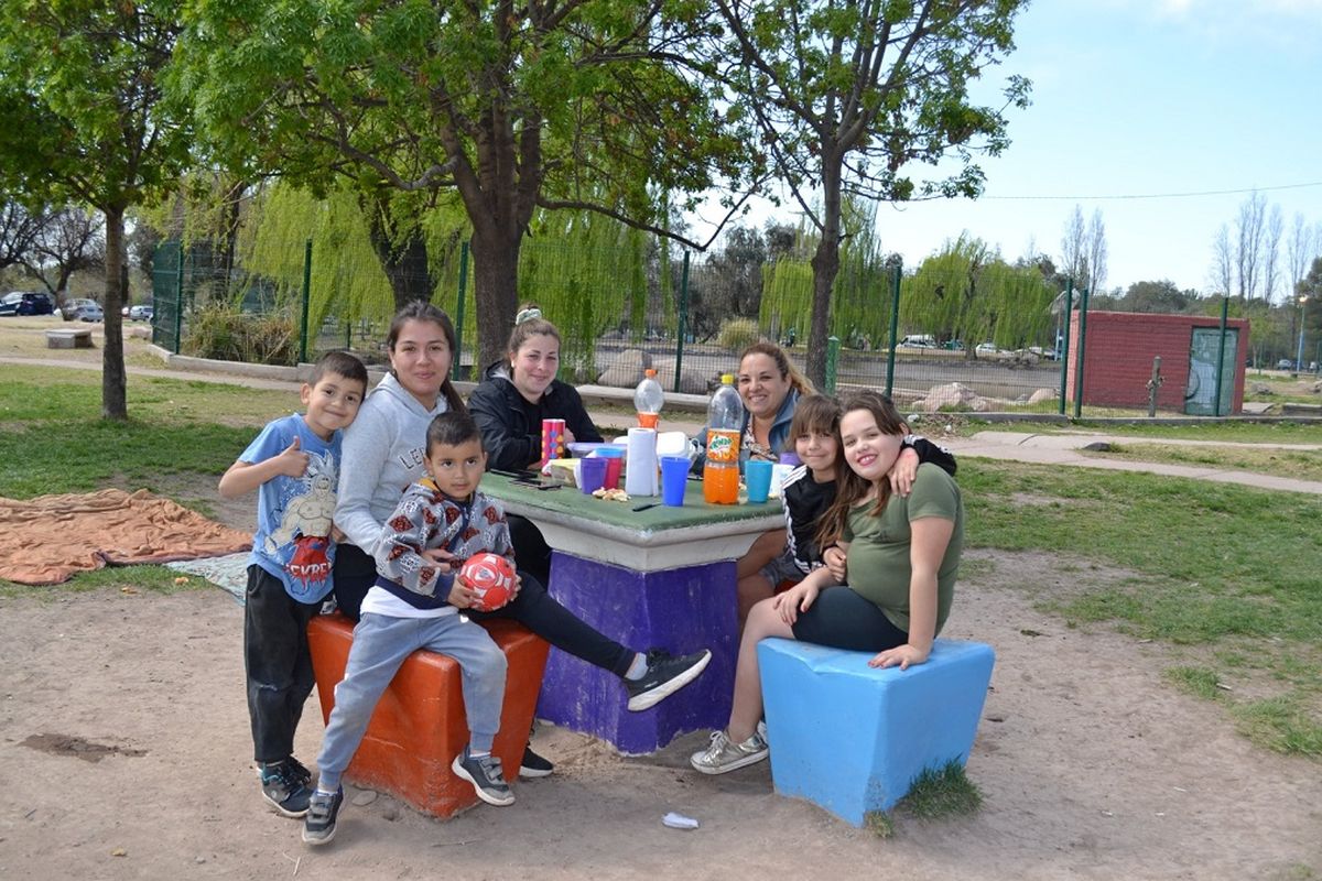 Carla, Joana,Romina, Bianca, Mia ,Lautaro y Mateo disfrutaron del día de la primavera.