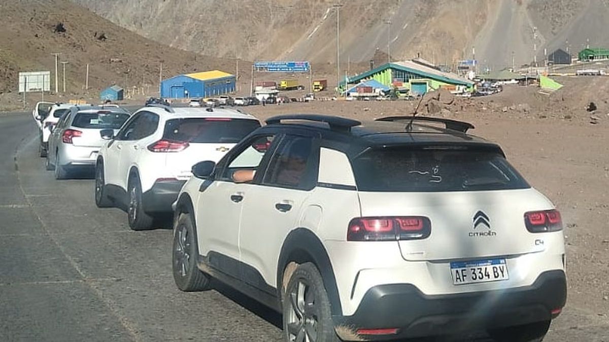 Largas filas de vehículos en el Paso Cristo Redentor para curzar a Chile por Los Libertadores. Foto: Osvaldo Valle.