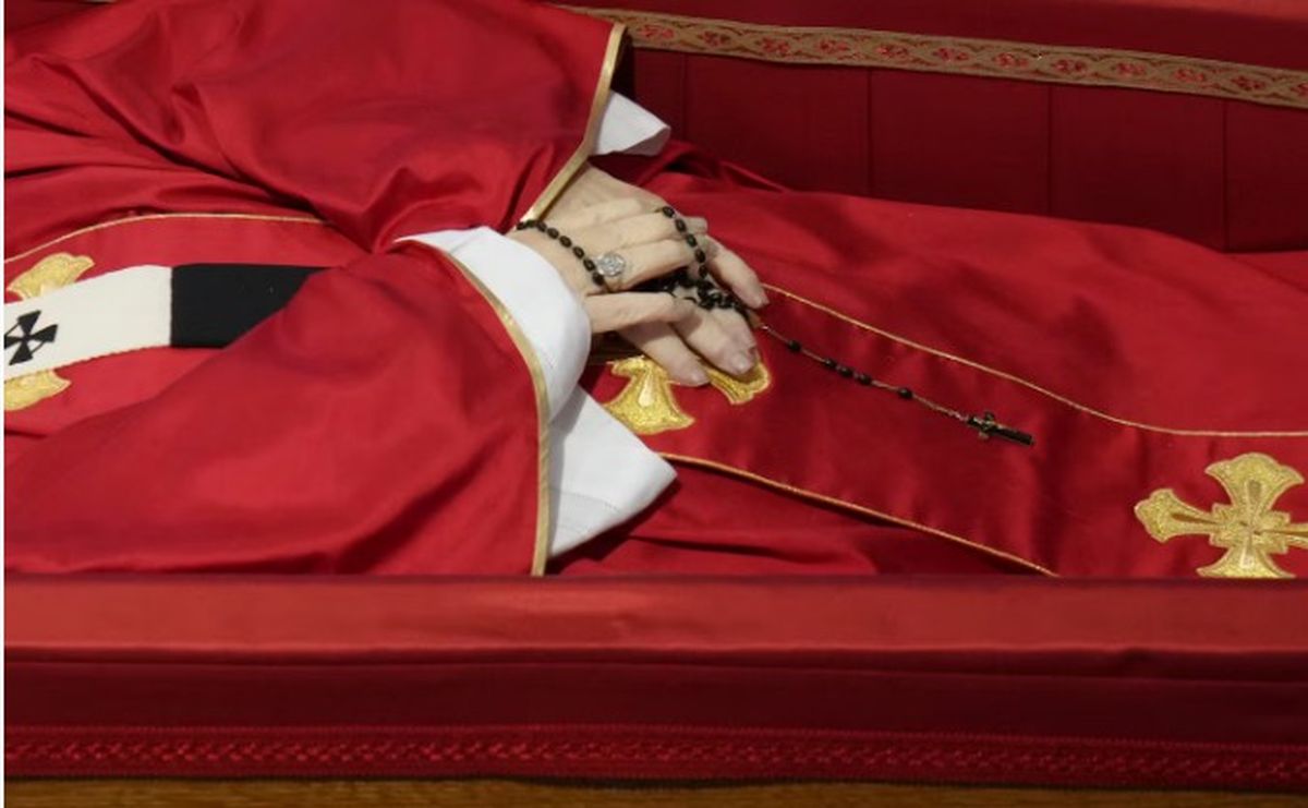 Las manos del papa Francisco, que tantas veces bendijeron a la humanidad, ahora descansan en el la basílica Santa María la Mayor, en Roma. Las manos del papa Francisco, que tantas veces bendijeron a la humanidad, ahora descansan en el la basílica Santa María la Mayor, en Roma.
