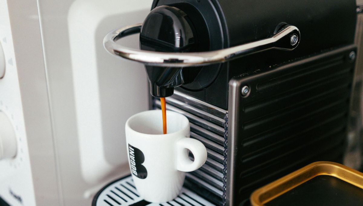 ¿Cómo descalsificar la cafetera y alargar su vida útil?