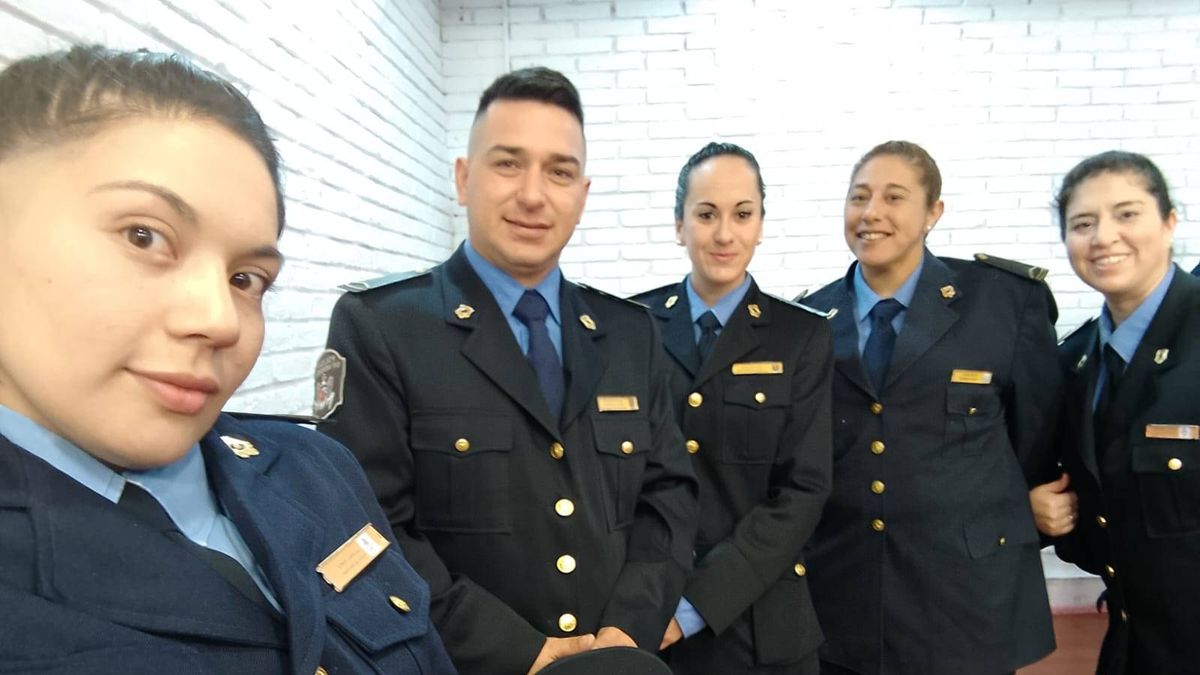 Por primera vez, el Himno Nacional fue interpretado por policías de La Paz con lenguaje de señas.