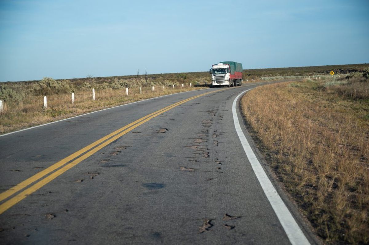La ruta nacional 143 está literalmente destrozada en el tramo que une San Carlos con San Rafael. 