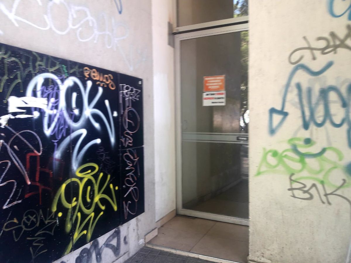 Ingreso a un edificio de oficinas en calle Pedro Molina entre España y Patricias Mendocinas. El grafiterismo vandálico no perdona a nadie. Ingreso a un edificio de oficinas en calle Pedro Molina entre España y Patricias Mendocinas. El grafiterismo vandálico no perdona a nadie.