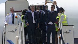 Locura por Cristiano y la Copa en su regreso triunfal a Portugal
