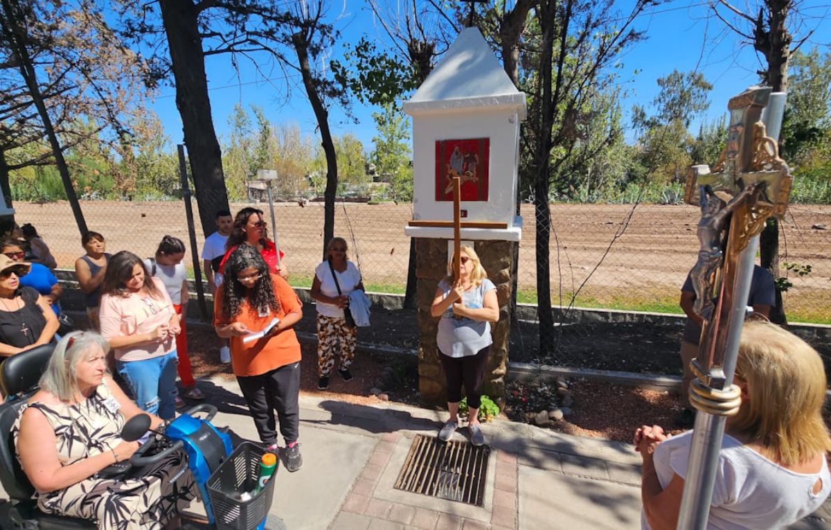 Con mucha devoción se mostraron los creyentes. Con mucha devoción se mostraron los creyentes.