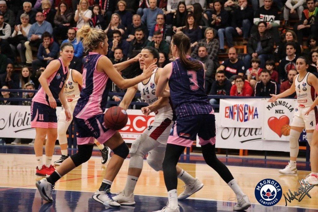 Carolina Sánchez brilla en el básquetbol de Italia con 44 años.