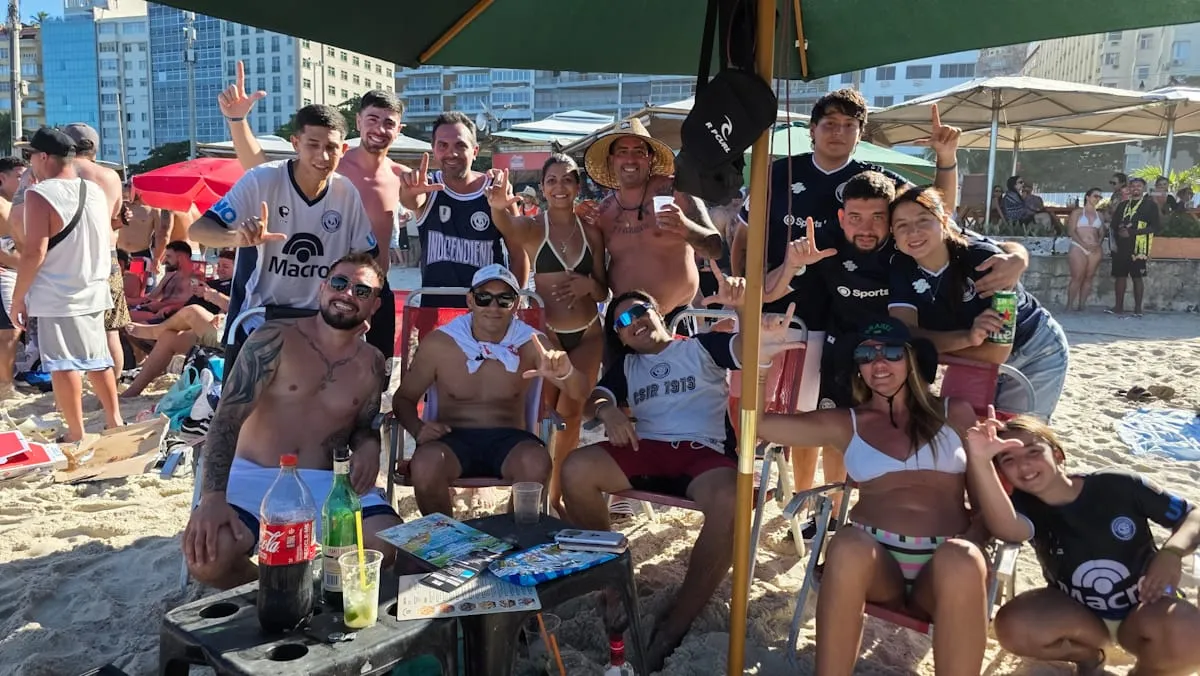 La alegría no es solo brasilera: pasión por Independiente Rivadavia, de Copacabana al Maracaná