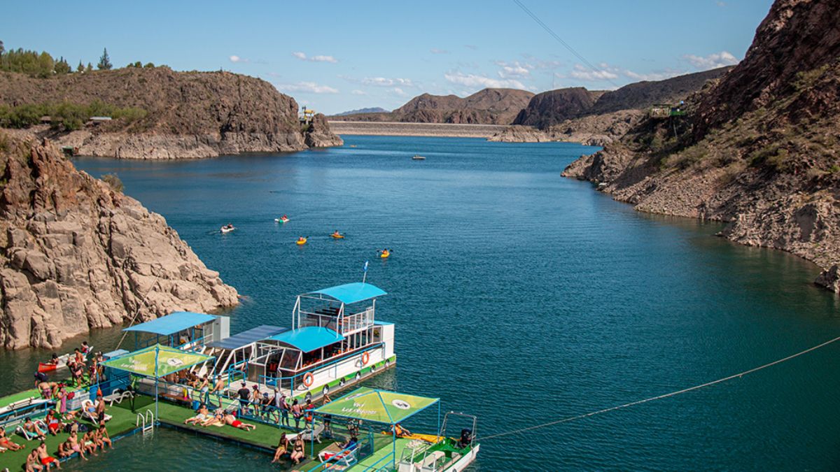 La belleza de este paisaje salvó de sufrir lesiones a un grupo de turistas uruguayos. Cuando se bajaron aquí en Los Reyunos a tomar fotos, se incendió el ómnibus en que viajaban y quedó totalmente destruido.