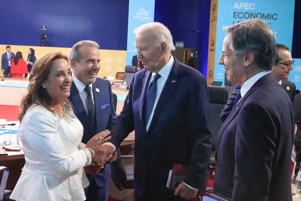 El presidente de Estados Unidos, Joe Biden; el secretario de Estado de los Estados Unidos, Antony Blinken; la presidenta de Perú, Dina Boluarte, y el canciller de Perú, Elmer Schialer, durante la reunión de líderes del Foro de Cooperación Económica Asia Pacífico (APEC), en Lima, Perú. Crédito: EFE/Presidencia De Perú. El presidente de Estados Unidos, Joe Biden; el secretario de Estado de los Estados Unidos, Antony Blinken; la presidenta de Perú, Dina Boluarte, y el canciller de Perú, Elmer Schialer, durante la reunión de líderes del Foro de Cooperación Económica Asia Pacífico (APEC), en Lima, Perú. Crédito: EFE/Presidencia De Perú.