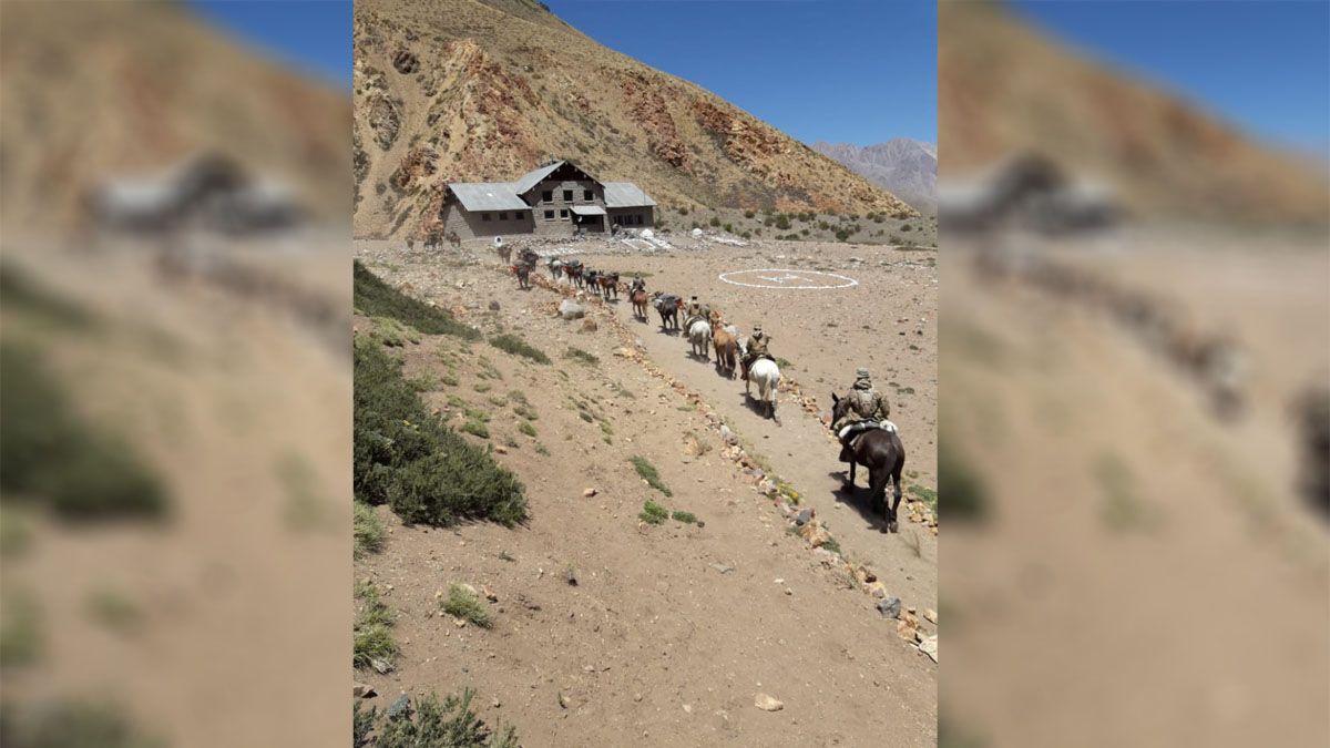 El refugio militar Real de la Cruz permanece abierto de diciembre a marzo y tiene lugar para albergar a 50 andinistas que llegan a pie o a caballo. El refugio militar Real de la Cruz permanece abierto de diciembre a marzo y tiene lugar para albergar a 50 andinistas que llegan a pie o a caballo.
