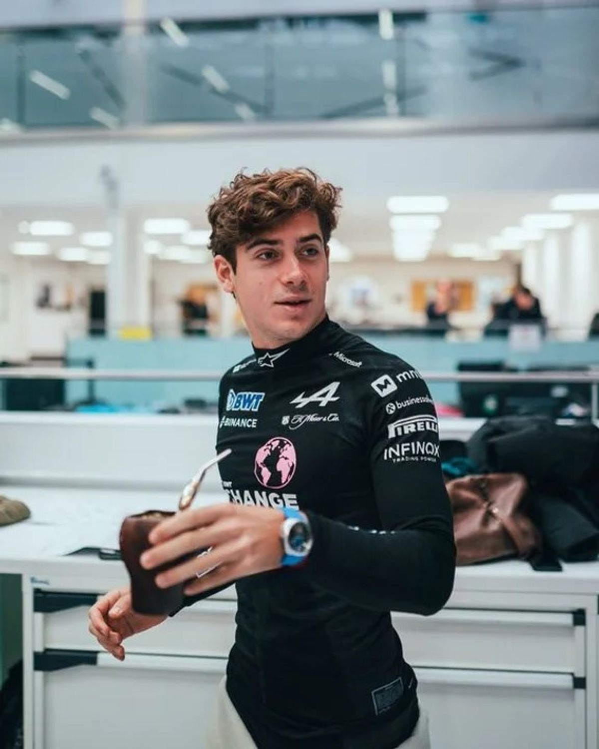 Franco Colapinto tomando mates luego de un entrenamiento con Alpine, con su reloj nuevo obsequiado por la escudería. Franco Colapinto tomando mates luego de un entrenamiento con Alpine, con su reloj nuevo obsequiado por la escudería. 