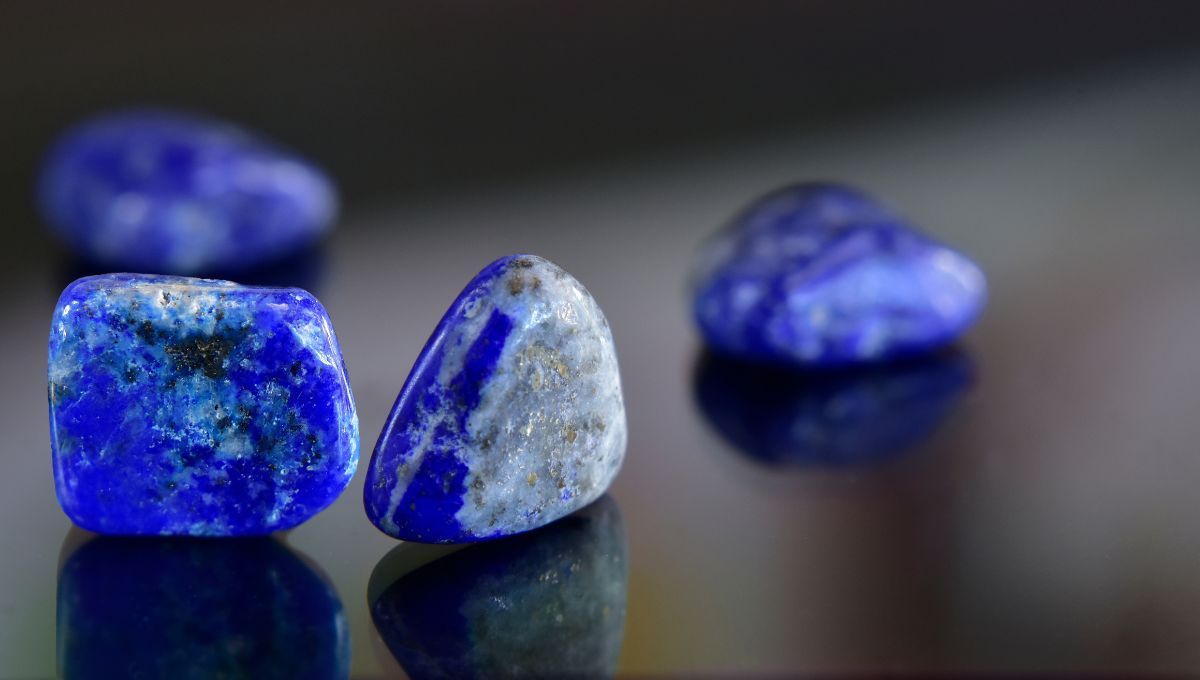 Piedra lapislázuli: beneficios y usos de llevarla siempre contigo