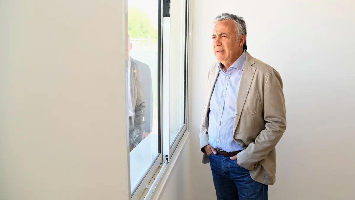 Cornejo viajó a Europa por toda la semana y vuelve para el sprint final de la campaña electoral