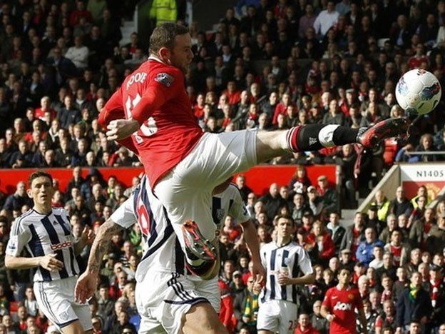 El Manchester United le quitó el liderazgo a su vecino, el City