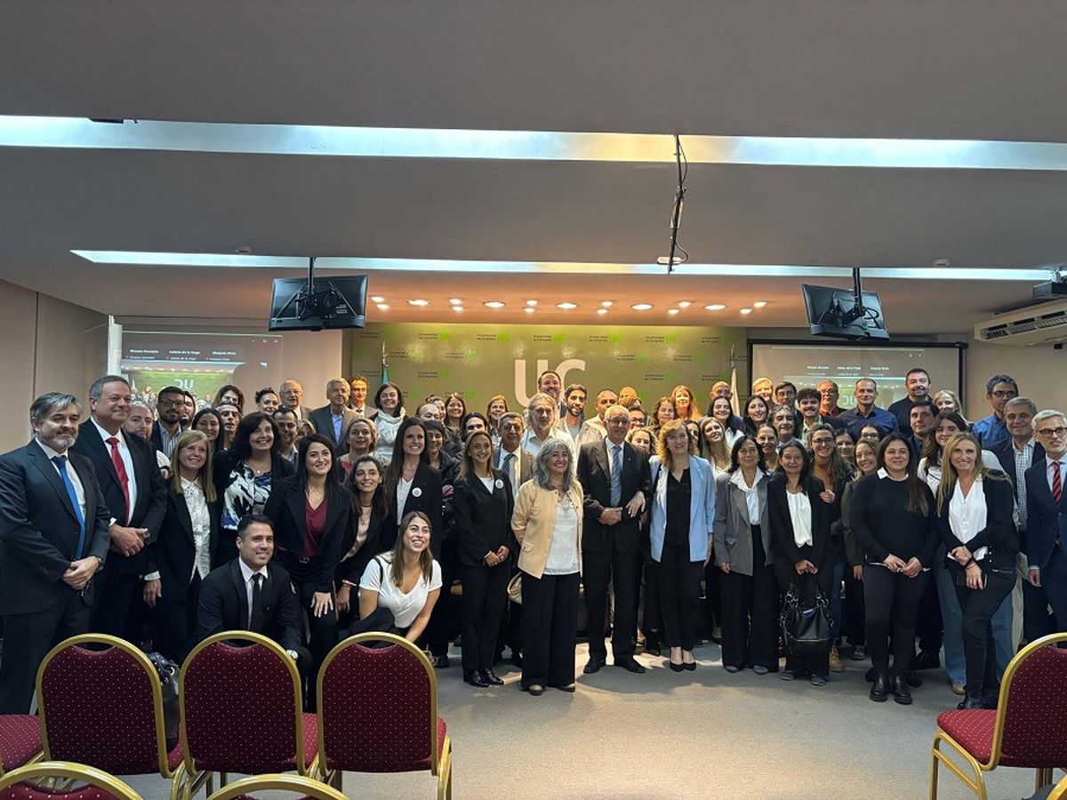 Emotivo acto académico que reunió a autoridades universitarias, docentes, estudiantes y personal administrativo de todas las Sedes. Emotivo acto académico que reunió a autoridades universitarias, docentes, estudiantes y personal administrativo de todas las Sedes.