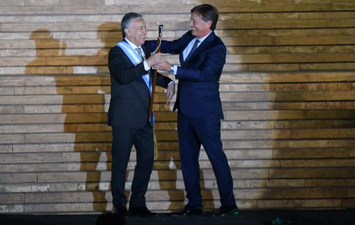 Rodolfo Suarez le entregó a Alfredo Cornejo la banda y el bastón gubernamental. Rodolfo Suarez le entregó a Alfredo Cornejo la banda y el bastón gubernamental.