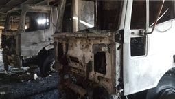Destruídos. Así quedaron los camiones recolectores de basura de la Municipalidad de Lavalle tras un incendio. Sospechan que fue intencional.