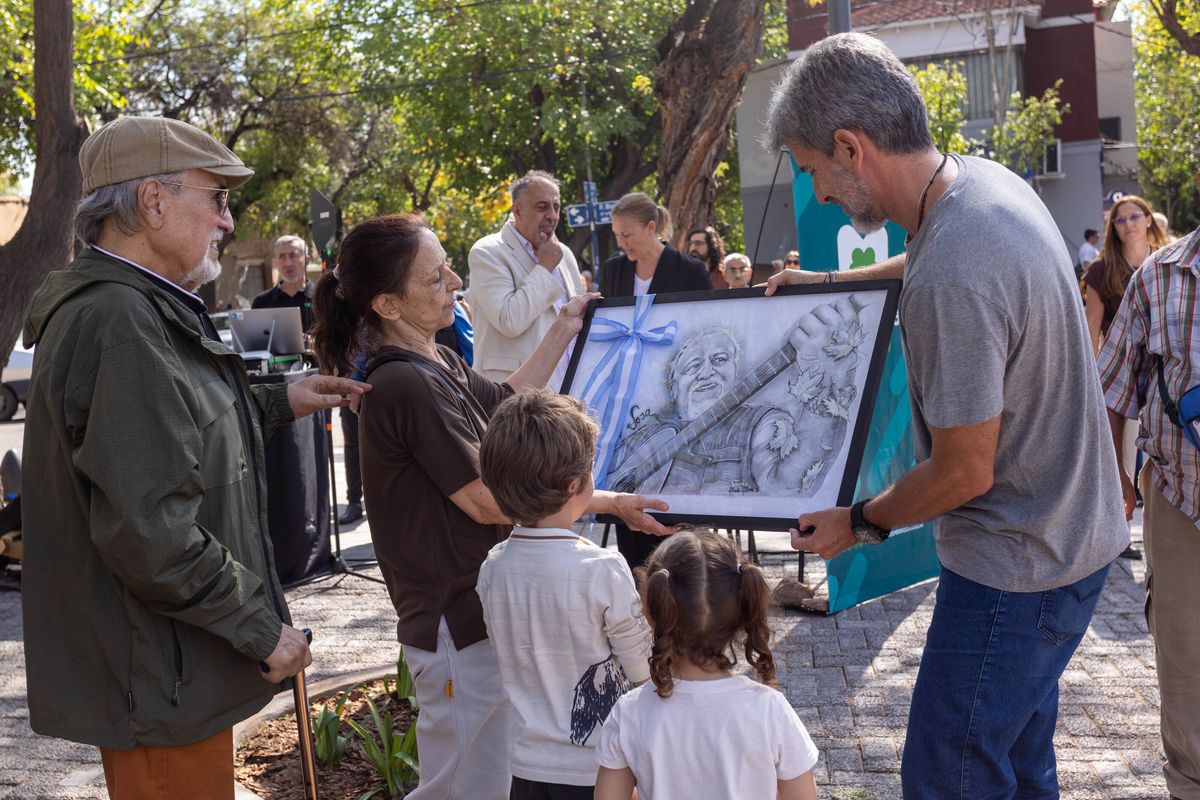 El intendente Ulpiano Suarez le entregó un cuadro a Pocho Sosa. El intendente Ulpiano Suarez le entregó un cuadro a Pocho Sosa.