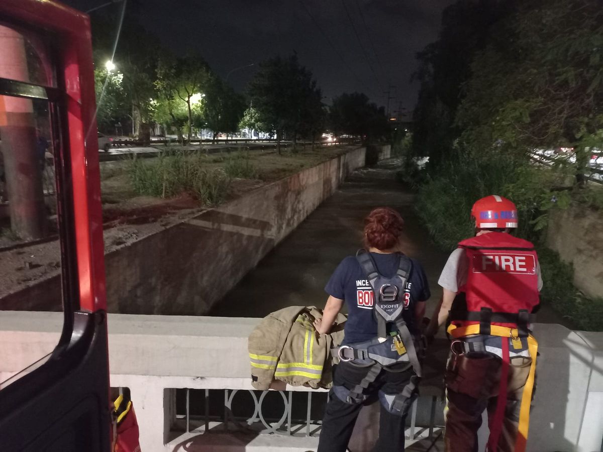 El operativo de rescate en las aguas del canal involucró a bomberos de tres departamentos, Defensa Civil y la policía.